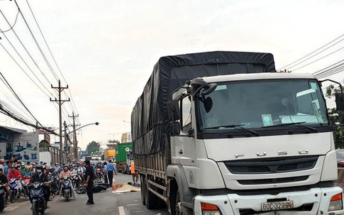 Chồng ôm thi thể vợ gào khóc sau tai nạn với xe tải trên quốc lộ 13