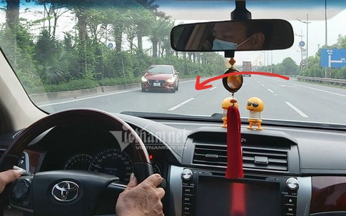 Ô tô ngang nhiên đi ngược chiều trên cao tốc Nhật Tân - Nội Bài