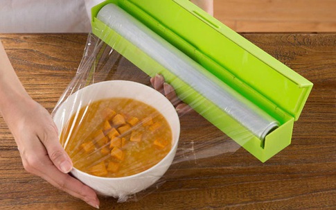 Những sai lầm nguy hiểm khi sử dụng màng bọc thực phẩm sẽ biến đồ ăn trở nên "độc hại", làm cả nhà rước bệnh