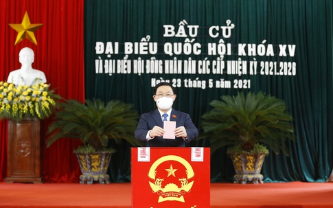 Chủ tịch Quốc hội cảm ơn các y, bác sĩ lực lượng phòng dịch đã nỗ lực để bầu cử diễn ra thành công