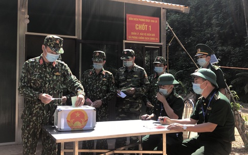 Bộ đội cắm chốt chống dịch COVID-19 ở Quảng Bình bỏ phiếu bầu giữa rừng