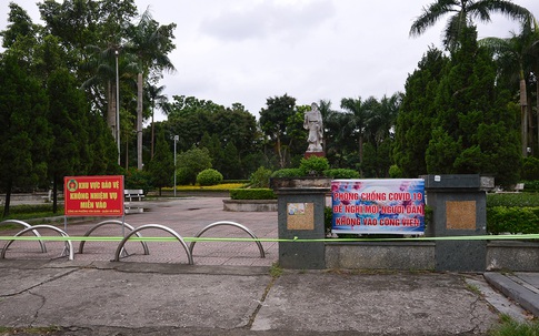 Hà Nội: Khu vui chơi, công viên, vườn hoa căng dây, cắm biển cấm tụ tập đông người