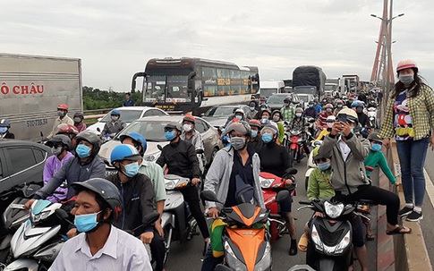 Tai nạn trên cầu Cần Thơ, kẹt xe kéo dài sang tận Vĩnh Long