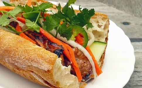 Quán bánh mì thịt nướng bán không ngừng tay ở phố Nguyễn Trãi, từng được tạp chí du lịch Mỹ vinh danh ngon nhất thế giới