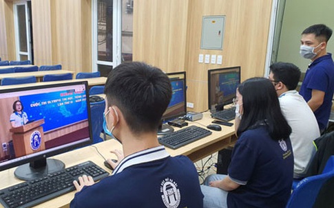 Các trường đại học chuyển sang dạy trực tuyến