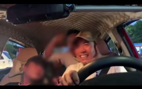 Người đàn ông say xỉn lao lên đánh tài xế, rồi quỵt luôn tiền xe: 'Tao kêu thằng em tới đâm mày chết luôn'