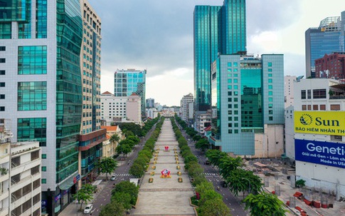 Trung tâm TP.HCM vắng vẻ sau lệnh cấm tụ tập trên 10 người