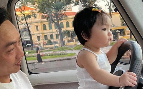 Hình ảnh Cường Đô La ngồi "bất lực" nhìn con gái hóng hớt chuyện ngoài đường khiến ai cũng bật cười