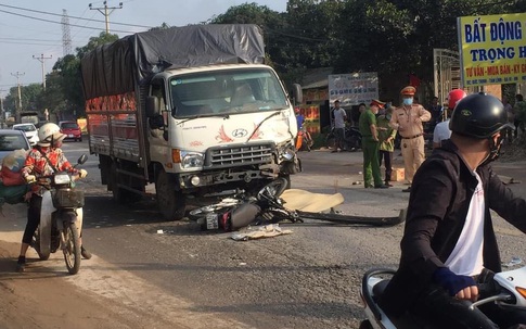 Hà Nội: Đấu đầu với xe tải, 2 thanh niên đi xe máy tử vong