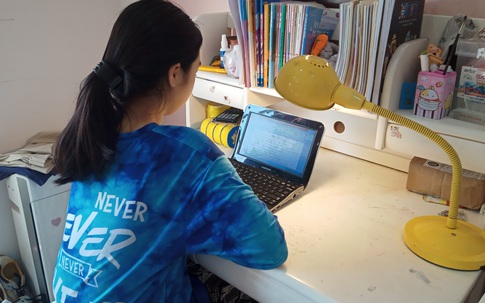 Học sinh Hà Nội trong ngày đầu học trực tuyến sau kỳ nghỉ lễ 30/4 – 1/5