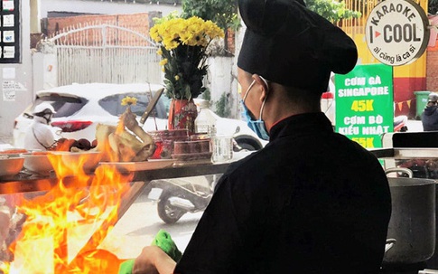 Mỗi tháng mất đứt 5 tỷ, ông chủ karaoke đứng bếp bán đồ ăn nhanh