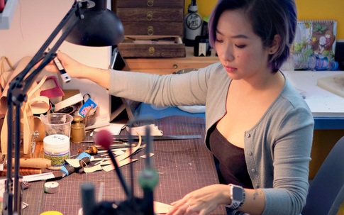 Bỏ lương nghìn đô, cô gái Hà Nội khởi nghiệp với nghề điêu khắc da bò
