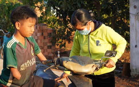 Cảm phục nghị lực cậu bé khuyết tay, chân đam mê chơi bóng đá