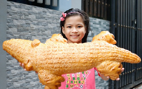 Bánh mì cá sấu khổng lồ độc đáo ở TP.HCM