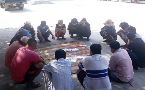 Bị cảnh sát hình sự bắt tại trận, nhiều "quý bà" cúi mặt trên chiếu bạc