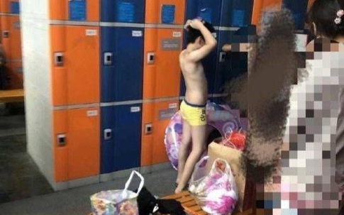 Mẹ đưa con trai vào phòng thay đồ nữ gây tranh cãi ở Trung Quốc