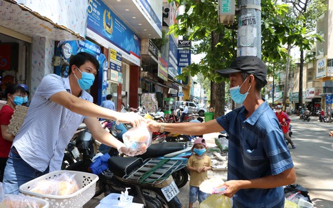 Người Sài Gòn mùa dịch: "Biếu thức ăn miễn phí, nếu bạn ổn hãy nhường cho người khác"!
