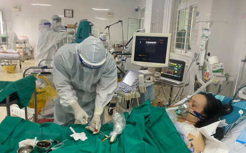 VIDEO: Cận cảnh quá trình điều trị đặt và rút ống nội khí quản cho bệnh nhân COVID- 19 nặng tại Bắc Giang