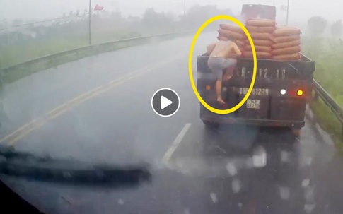 Tài xế xe đầu kéo nhận 'bão like' sau hành động bất ngờ giữa trời mưa tầm tã