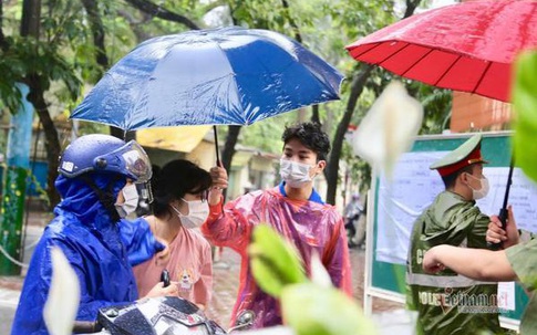 Mưa như trút nước, huy động hàng trăm bộ quần áo cho sĩ tử thi lớp 10