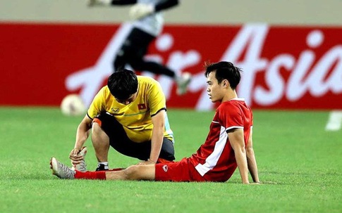 Tiền đạo Văn Toàn nói gì với gia đình về pha bóng bị cầu thủ Malaysia phạm lỗi trong vòng cấm?