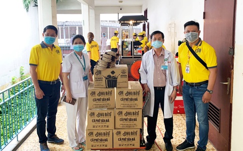 Cà phê Ông Bầu tiếp thêm năng lượng cho các y bác sĩ tuyến đầu chống dịch
