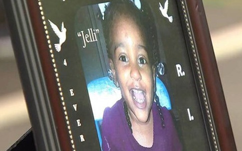 Bé 4 tuổi qua đời vì mẹ phạt đứng trong phòng giặt 3 ngày