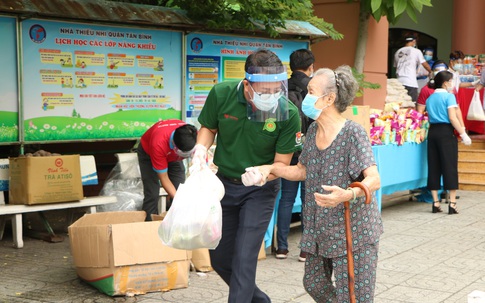 3000 phần quà được trao đến tay người có hoàn cảnh khó khăn trong mùa dịch COVID-19