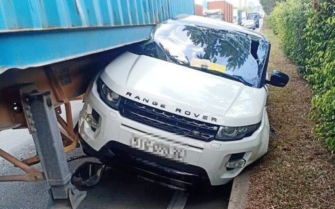 Range Rover va chạm với xe container ở TP.HCM