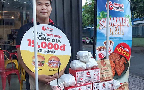 Tràn xuống đường, đại gia Mỹ nhặt tiền lẻ vỉa hè Sài Gòn