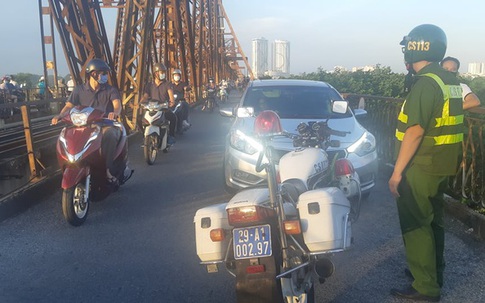 Say xỉn, tài xế ô tô chở bạn lên cầu Long Biên ngắm cảnh