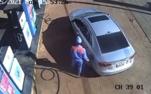 Nguyên hiệu trưởng nói gì về hành động thả tiền xuống đất khi đổ xăng?
