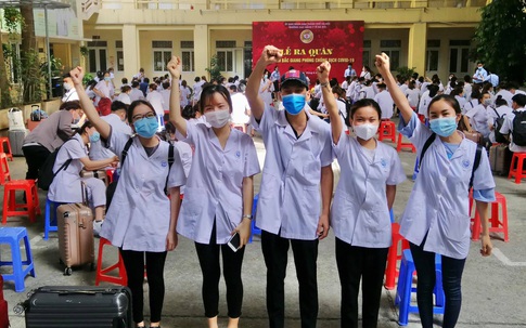 Xúc động hình ảnh hơn 200 thầy trò Cao đẳng Y tế Hà Nội xuất quân chi viện Bắc Giang