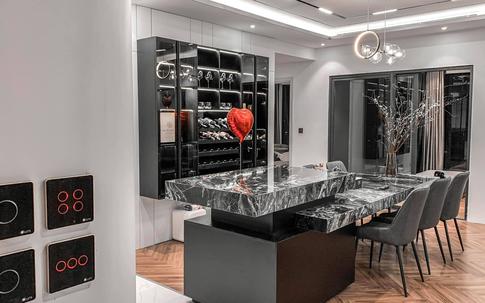 Căn hộ với gam màu ghi lạnh "chất lừ", thành quả 4 năm chăm chỉ kinh doanh của đôi vợ chồng chưa đến 30 tuổi ở Hà Nội