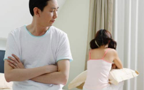 Luôn ám ảnh vợ lên giường với người khác