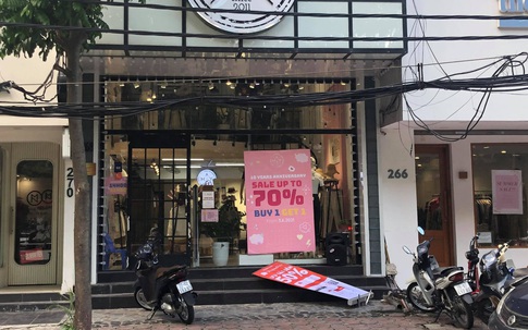 Các shop quần áo đồng loạt “sale sập sàn” vẫn vắng người mua