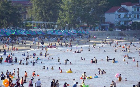 Nắng nóng kéo dài, biển Đồ Sơn chật kín người xuống tắm