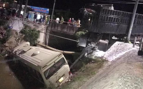 Va chạm với xe đầu kéo, xe khách văng xuống sông khiến 7 người thương vong