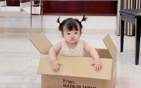 Con gái cưng của Đông Nhi - Ông Cao Thắng lại "tấu hài" với loạt biểu cảm khi bị mẹ bắt gặp
