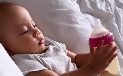 Nét đáng yêu của bé Leon con trai Hồ Ngọc Hà