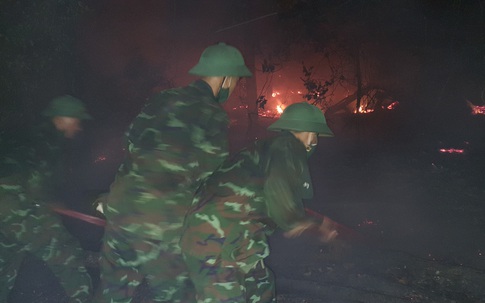 Thừa Thiên Huế: Hàng trăm cán bộ, chiến sĩ xuyên đêm chữa cháy rừng