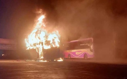 4 chiếc xe khách giường nằm bị cháy nghi ngút ngay trong bến