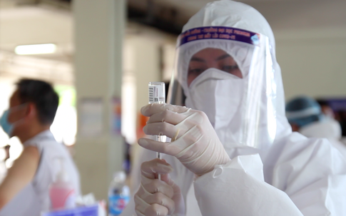 Hàng ngàn nhân viên ngân hàng ở Hà Nội được tiêm vaccine phòng COVID-19