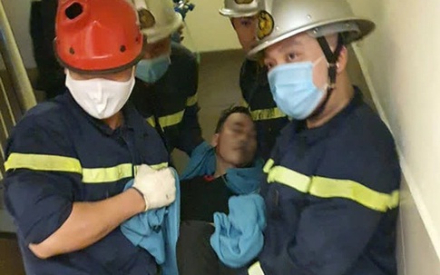 Hà Nội: Giải cứu nam thanh niên 22 tuổi bị kẹt đầu trong thang máy vận chuyển đồ ăn