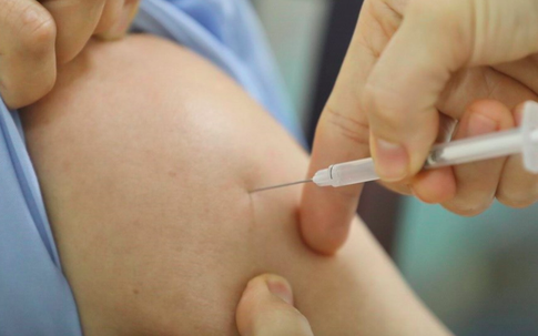 Mạng xã hội truyền tin "uống thuốc dự phòng trước tiêm vaccine COVID-19 giảm phản ứng phụ", chuyên gia nói gì?