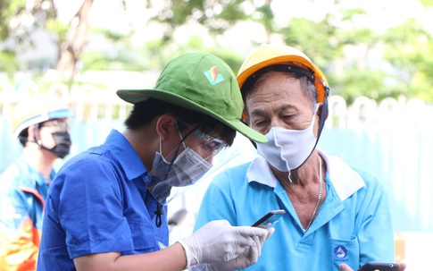 TP.HCM: Người dân ngỡ ngàng vì phải khai báo y tế online ở chốt kiểm soát dịch quận Gò Vấp