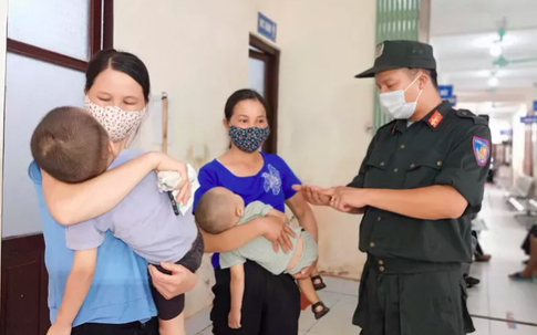 Bộ trưởng Bộ Y tế tặng bằng khen 2 sĩ quan công an hiến máu cứu em nhỏ trong vùng dịch