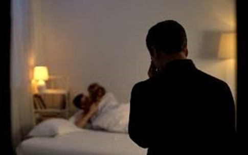 Khi một người phụ nữ ngoại tình về nhà sẽ dọn sạch sẽ 4 chỗ này, chuẩn 99%!