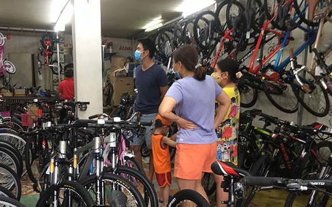 Sân bóng, phòng gym đóng cửa, bứt rứt tìm 'món cũ' xả cơ mỗi ngày