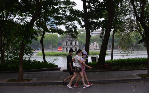 Người dân vẫn ùn ùn ra Hồ Gươm tập thể dục buổi sáng